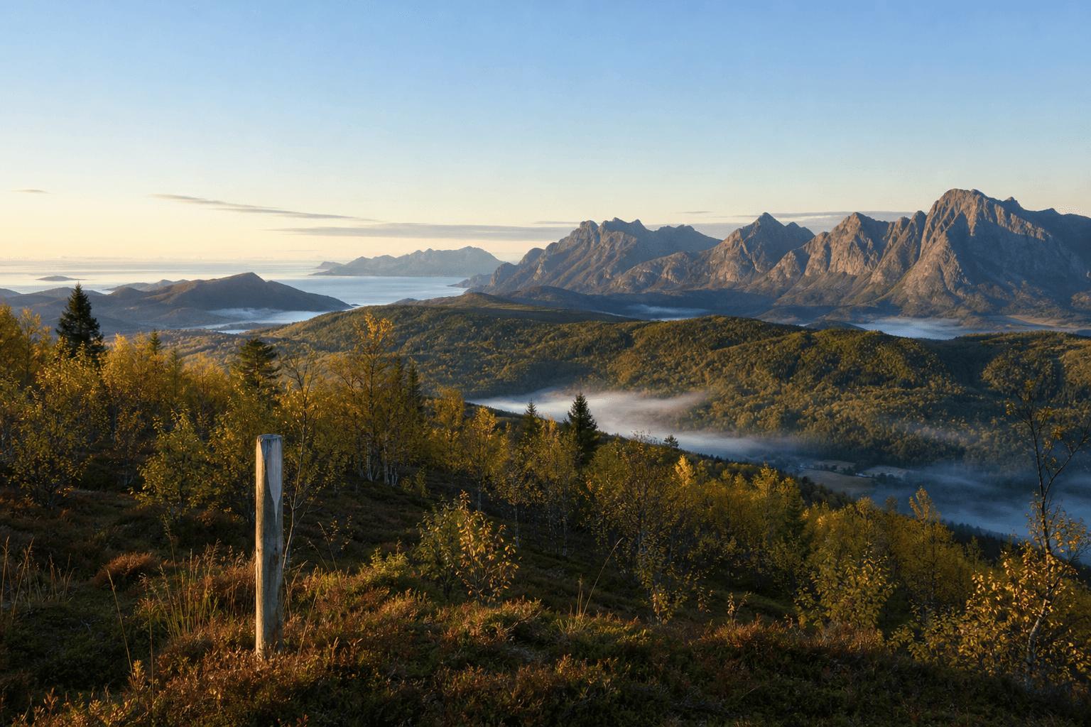Morgenutsikt over fjell, fjord og bjørkeskog i Hamarøy